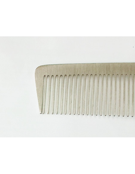 Dinți fini din metal – precizie perfectă pentru tunsori profesionale