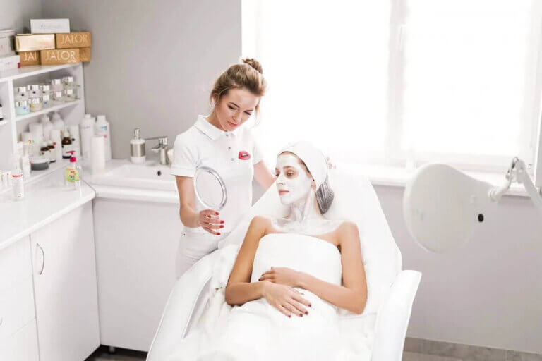 Cosmeticiana de succes Total Pro Beauty
